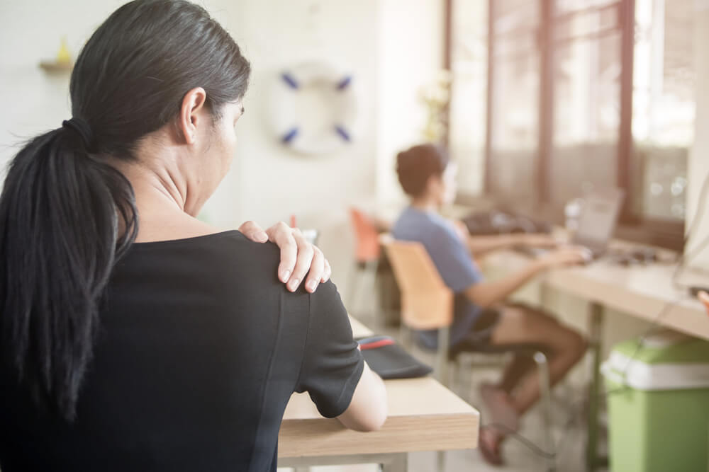 three symptoms of shoulder pain