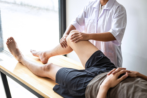 Can a physical therapist help the tightness and pain in my knee when I bend it?
