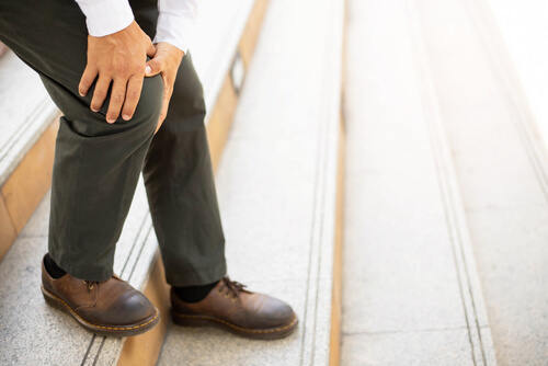 Knee Hurts When Going Down Stairs