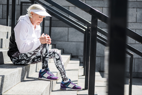 3 tips that can make going down stairs with knee pain easier