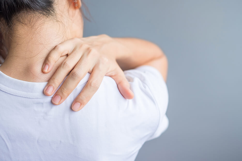 Shoulder pain radiating down arm: Causes and treatments woman with her shoulder sprain shoulder ache sca 2022 11 07 22 25 31 utc shoulder pain radiating down arm: causes and treatments shoulder pain
