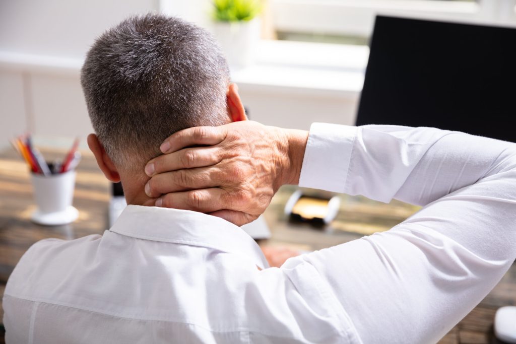 should i use ice or heat for a stiff neck?