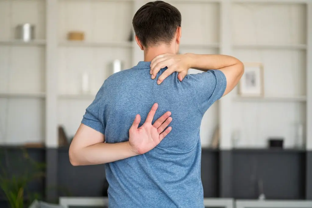 what causes pain between shoulder blades? advent
